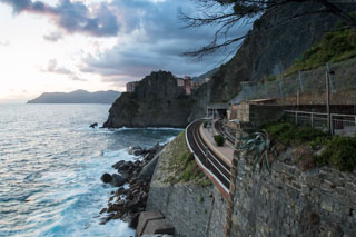 Vista de la estación y del pueblo detrás de la roca de la Calle del Amor, Manarola, Cinque Terre, Italia