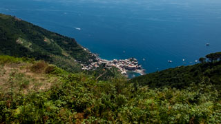 Vista de Vernazza desde el recorrido de Monterosso - Vernazza, Los senderos, Cinco Tierras, Italia