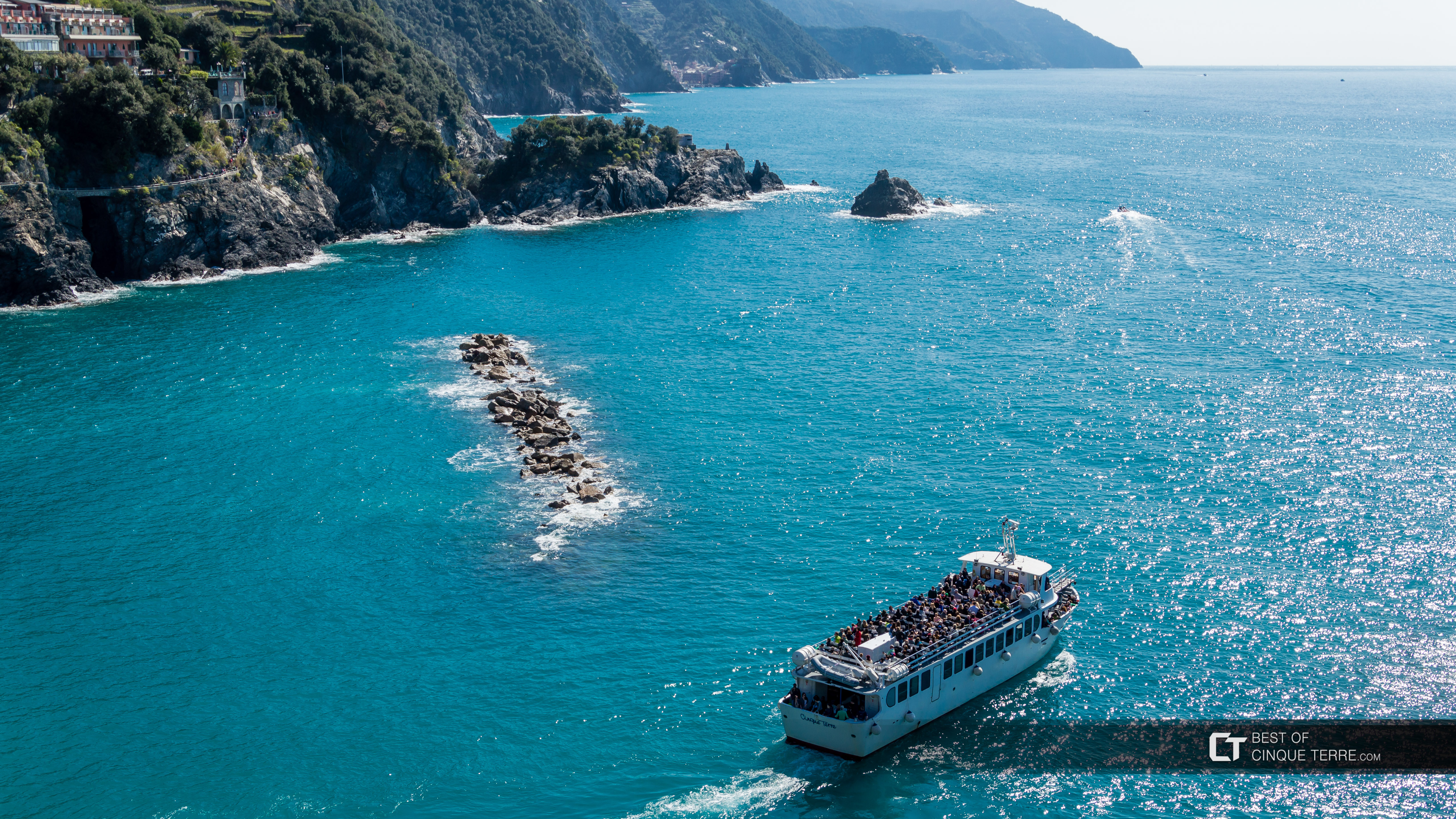 Barco en las Cinco Tierras durante la temporada alta, Cinque Terre, Italia