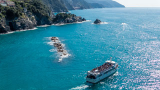 Vapor în Cinque Terre în toiul sezonului, Italia
