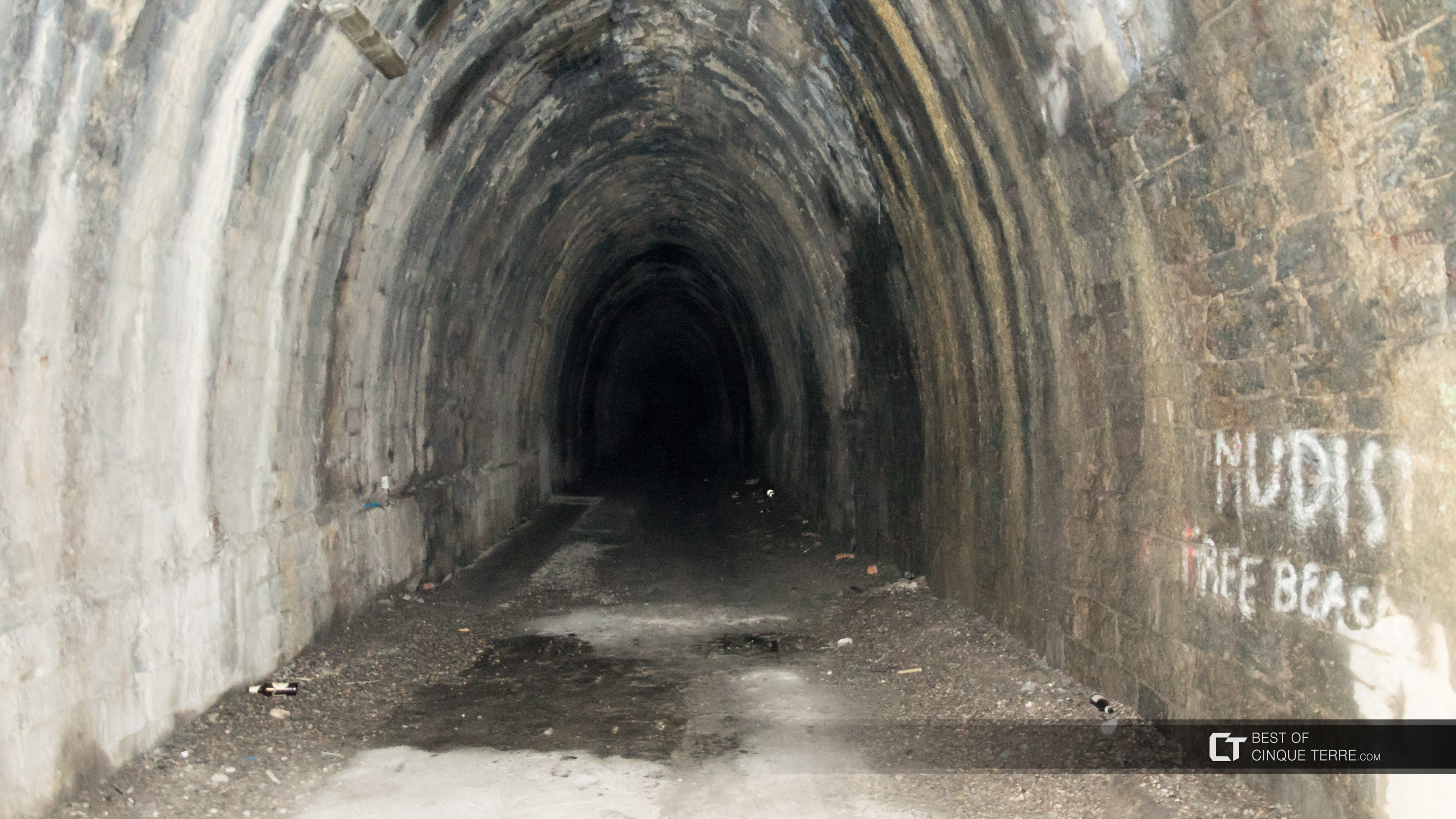 Tunnel non éclairé qui conduit à la plage pour nudiste de Guvano, Corniglia, Cinque Terre, Italie