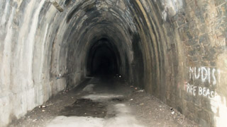 Túnel escuro que leva à praia de nudismo de Guvano, Corniglia, Cinque Terre, Itália