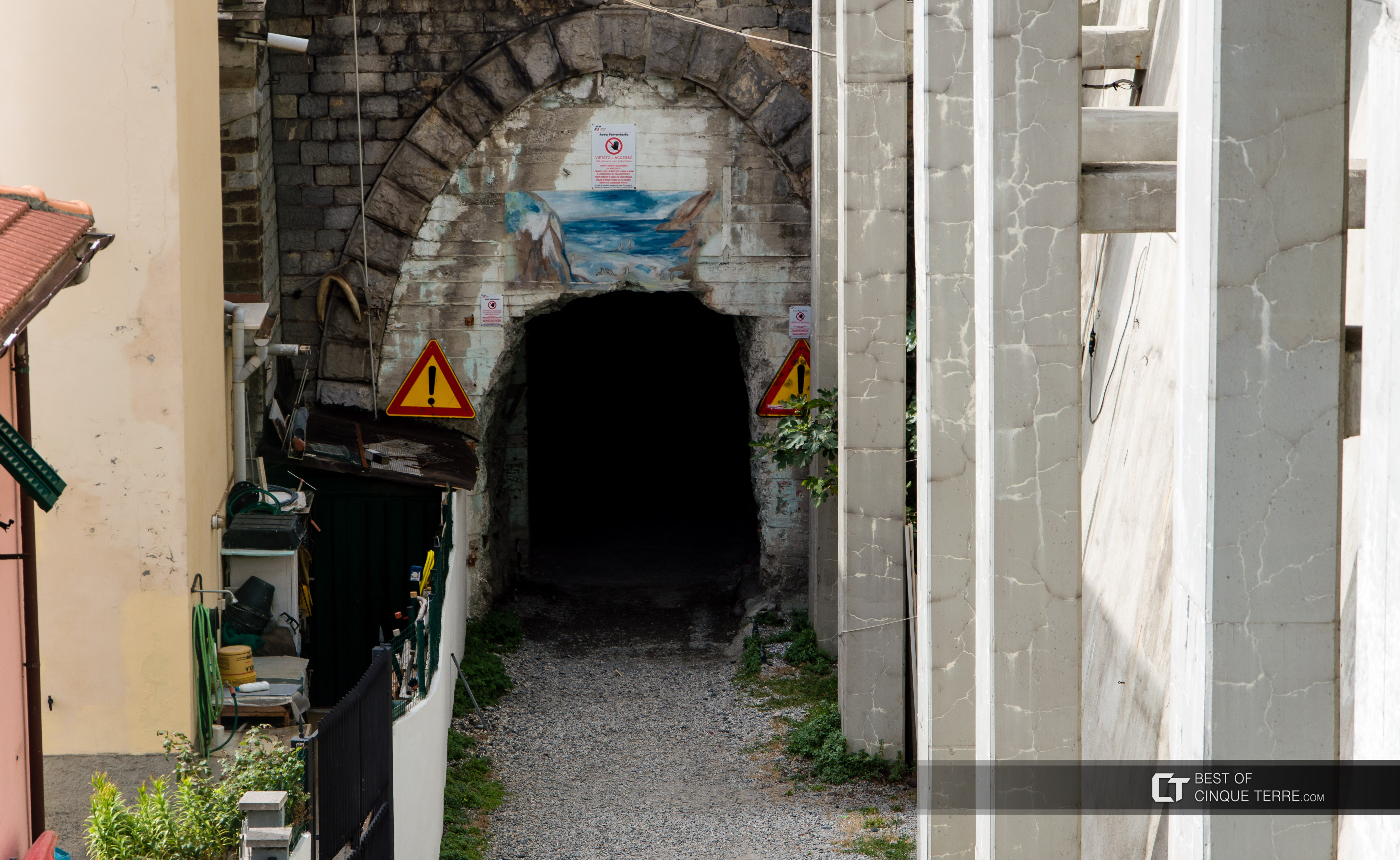 Ciemny tunel w stronę plaży nudystów Guvano, Corniglia, Cinque Terre, Włochy