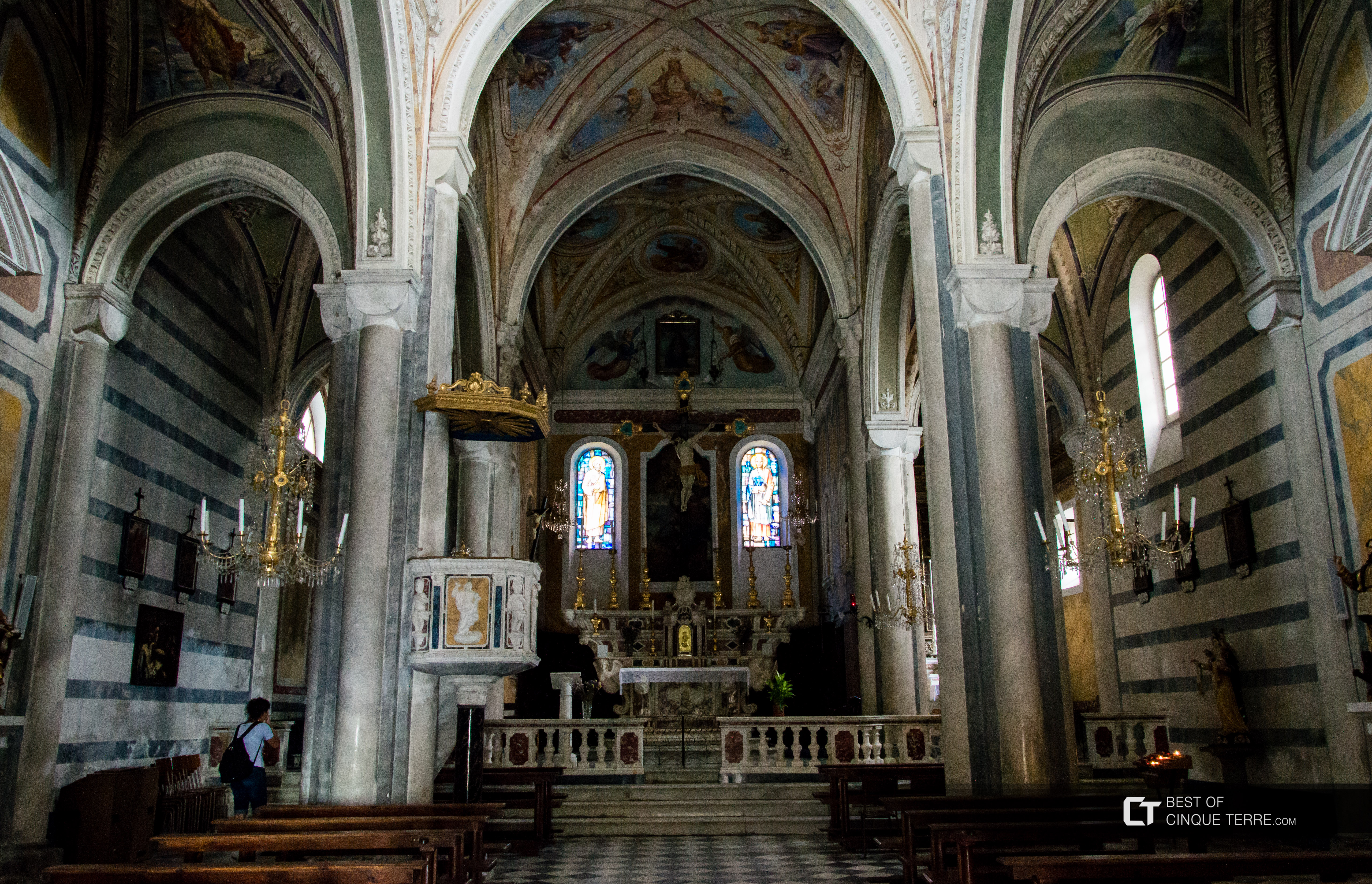 Dentro de la iglesia de San Pedro, Corniglia, Cinque Terre, Italia