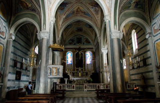Dentro de la iglesia de San Pedro, Corniglia, Cinco Tierras, Italia