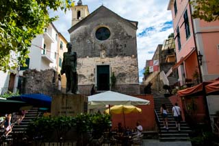 Der zentrale Platz Largo Taragio, die Kapelle und das Denkmal für die Gefallenen, Corniglia, Чинкве-Терре, Italien