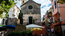La plaza central Largo Taragio, capilla y el monumento a los caídos, Corniglia, Cinco Tierras, Italia