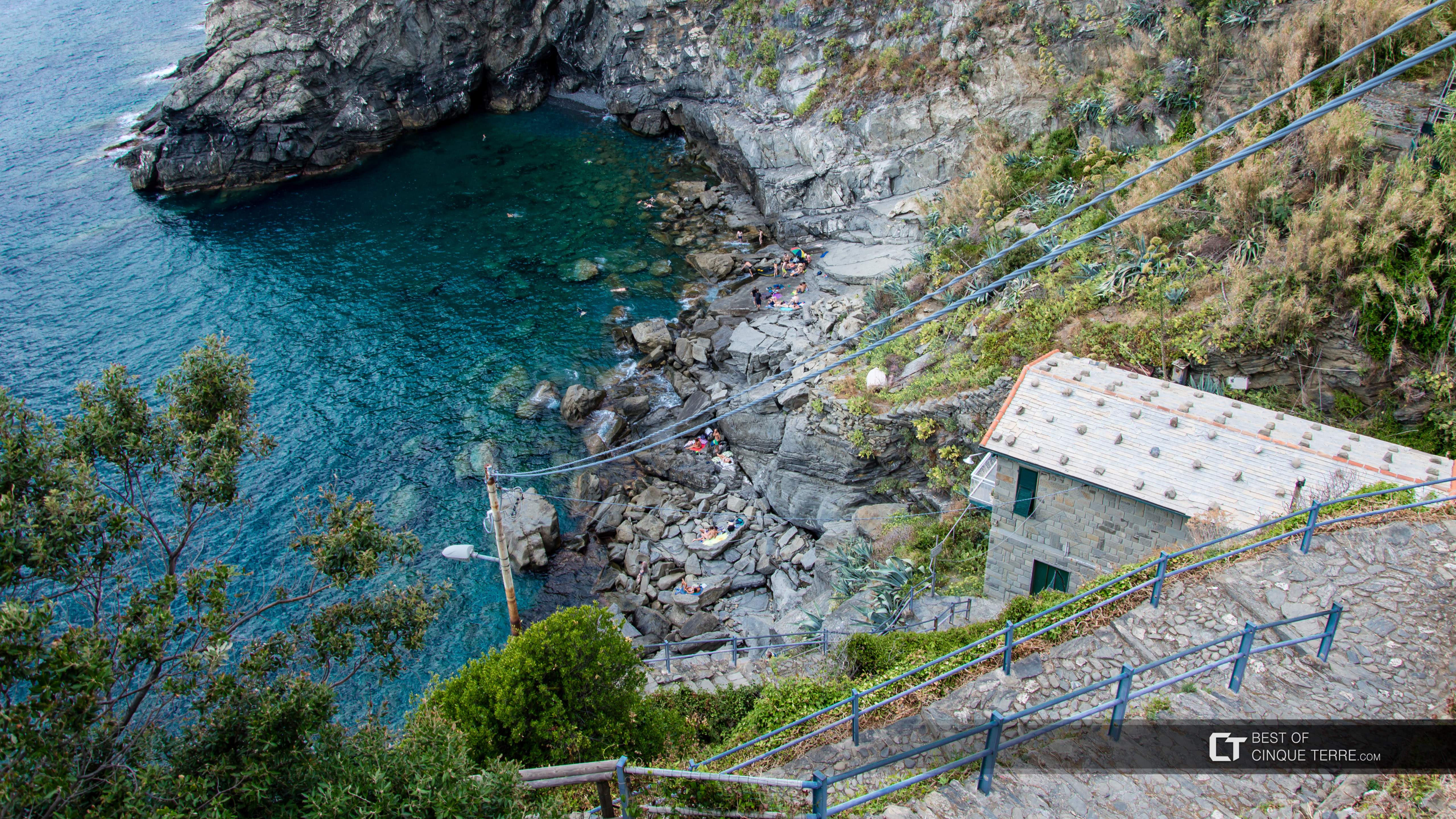 Une petite plage et la descente pour y aller, Corniglia, Cinque Terre, Italie