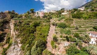 Escaleras desde la estación hasta el pueblo, vista con el dron, Corniglia, Cinco Tierras, Italia