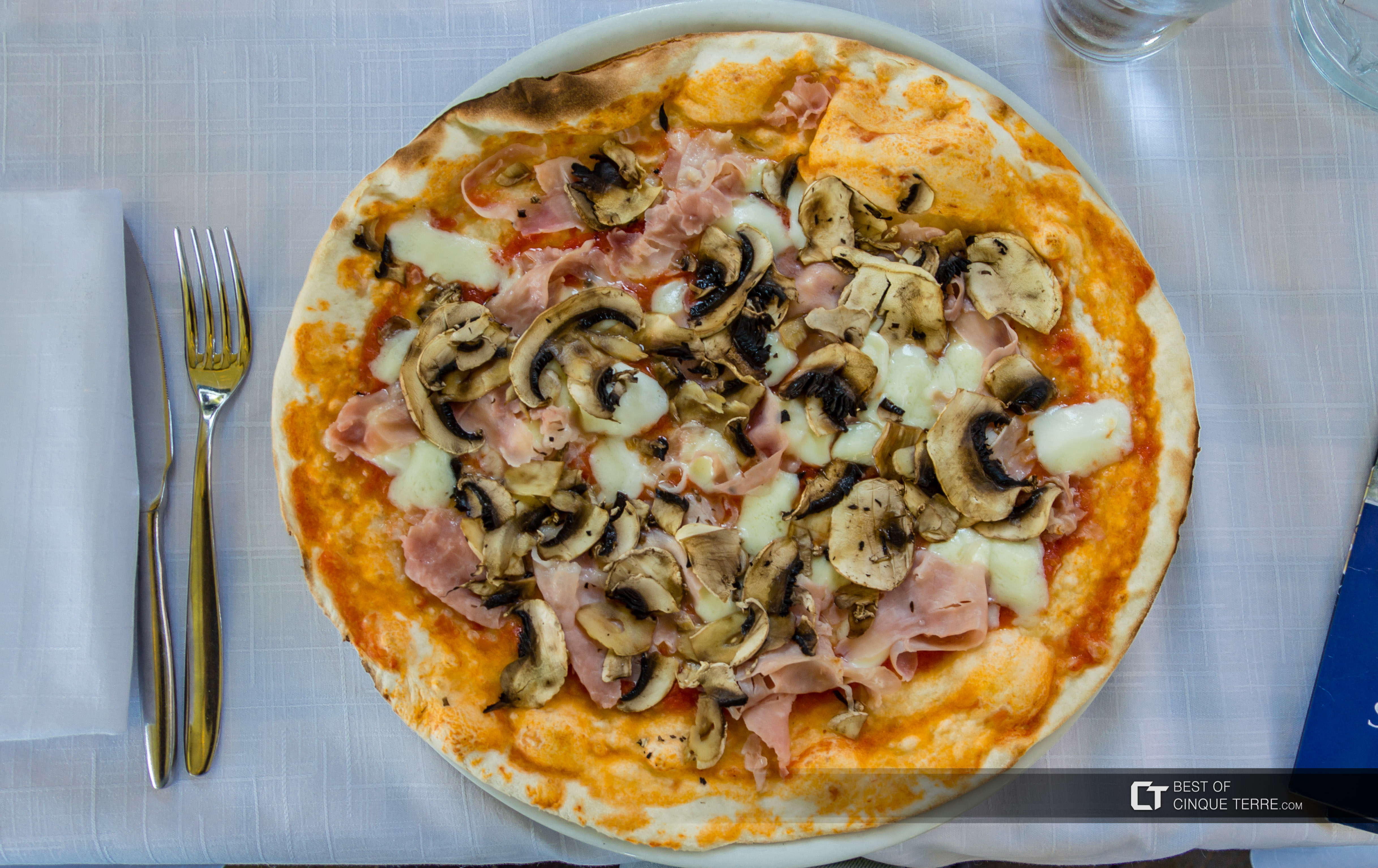 Pizza con jamón cocido y hongos, Comida local, Cinque Terre, Italia