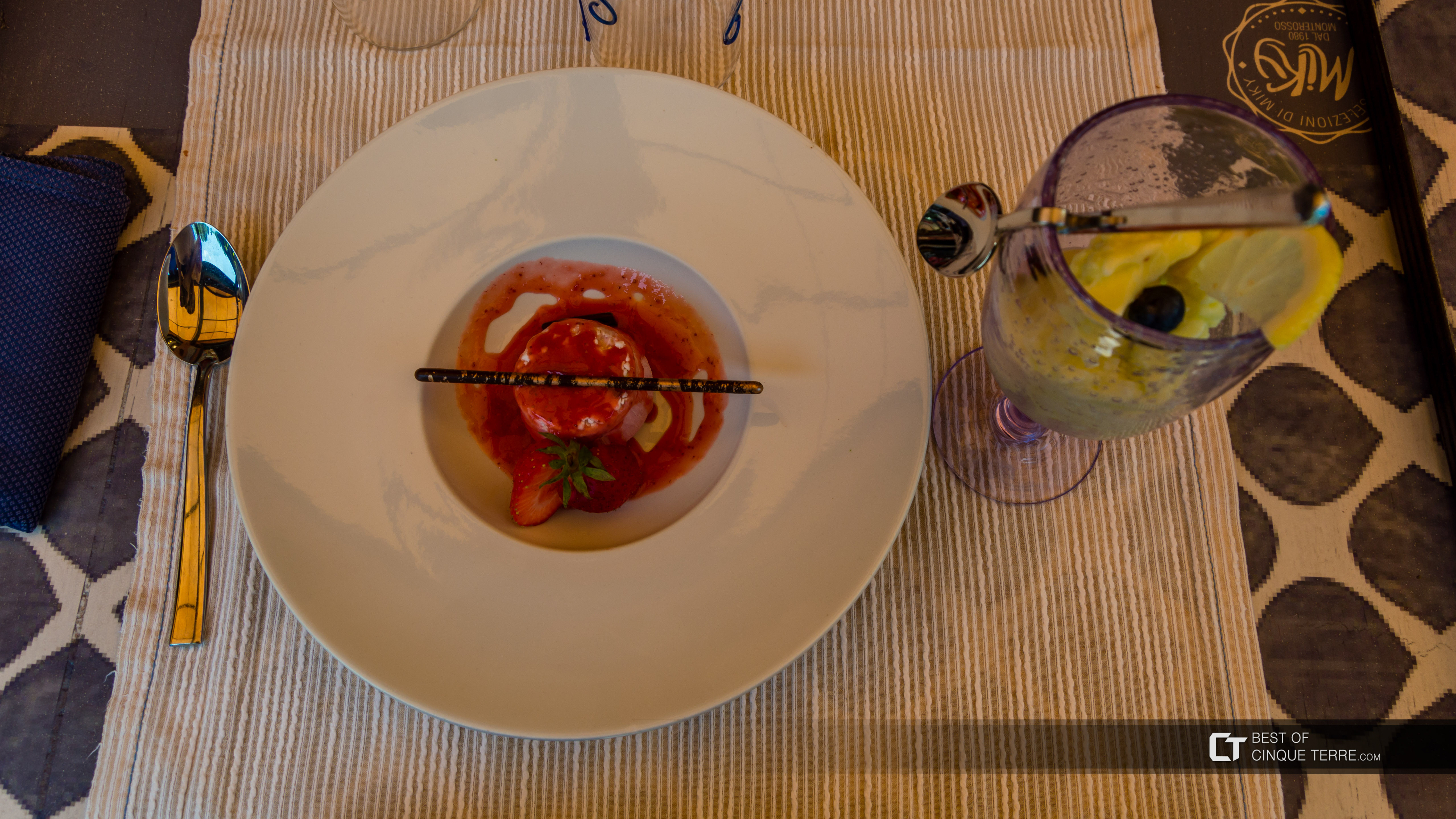 Postres: semifreddo de frambuesa y sorbete de limón (restaurante Miky, Monterosso al Mare), Comida local, Cinque Terre, Italia