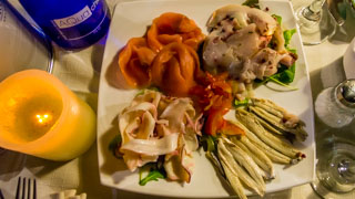 Gemischte Vorspeise aus mariniertem Fisch, Lokales Essen, Cinque Terre, Italien