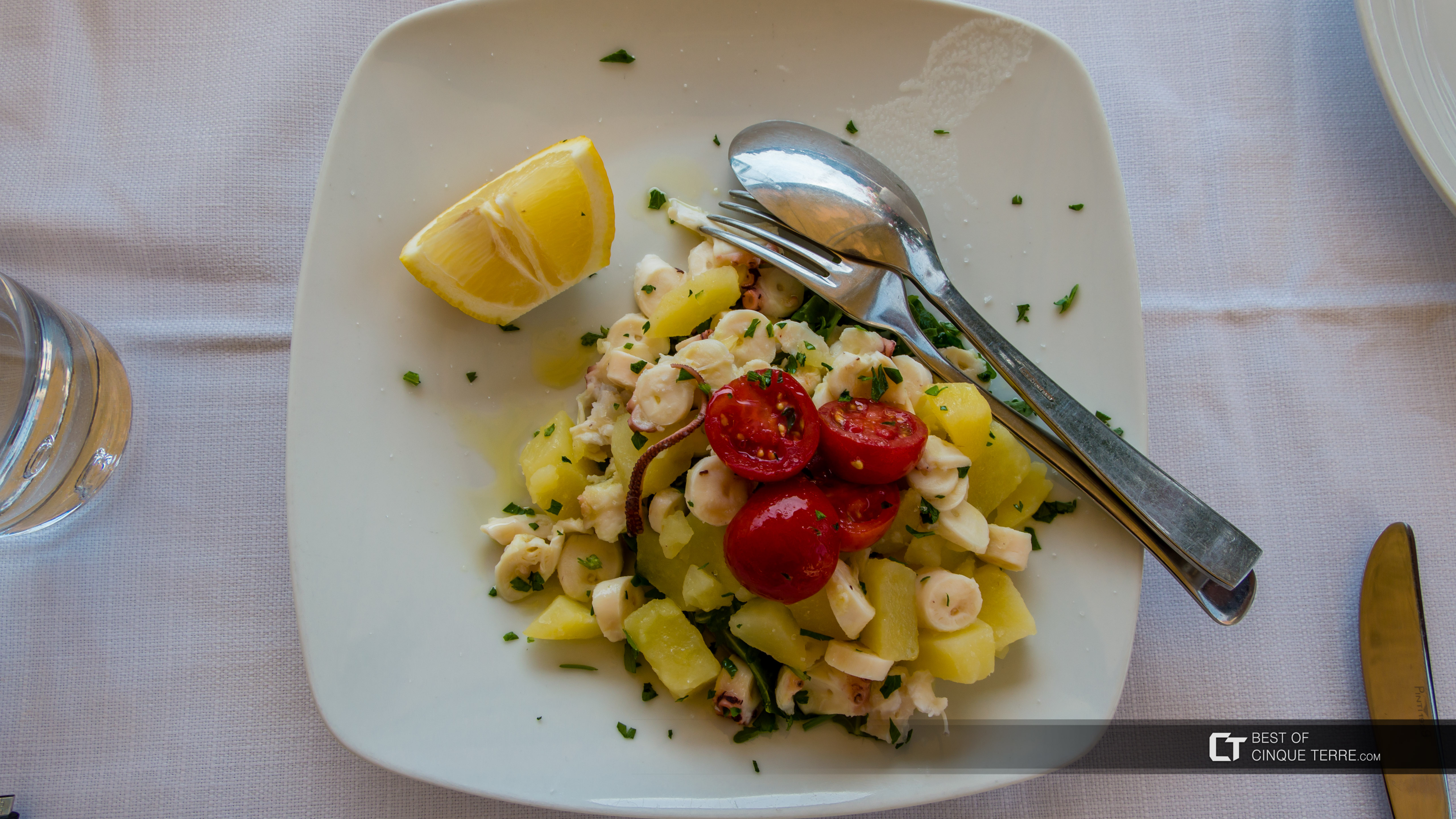 Tintenfischsalat mit Kartoffeln auf ligurische Art, Lokales Essen, Cinque Terre, Italien
