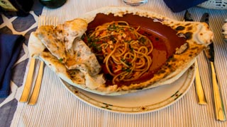 Spaghetti alla chitarra ai cinque cereali con pescatrice (ristorante Miky, Monterosso al Mare), Cibo locale, Cinque Terre, Italia