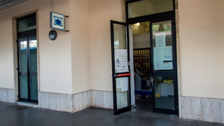 Deposito bagagli alla stazione ferroviaria della Spezia, Cinque Terre, Italia