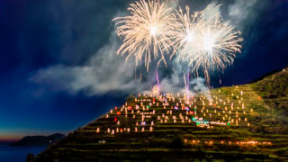 Ieslea de Crăciun (Presepe). Focuri de artificii., Manarola, Cinque Terre, Italia