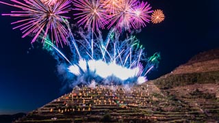Presépio de Natal. Fogos de artifício., Manarola, Cinque Terre, Itália