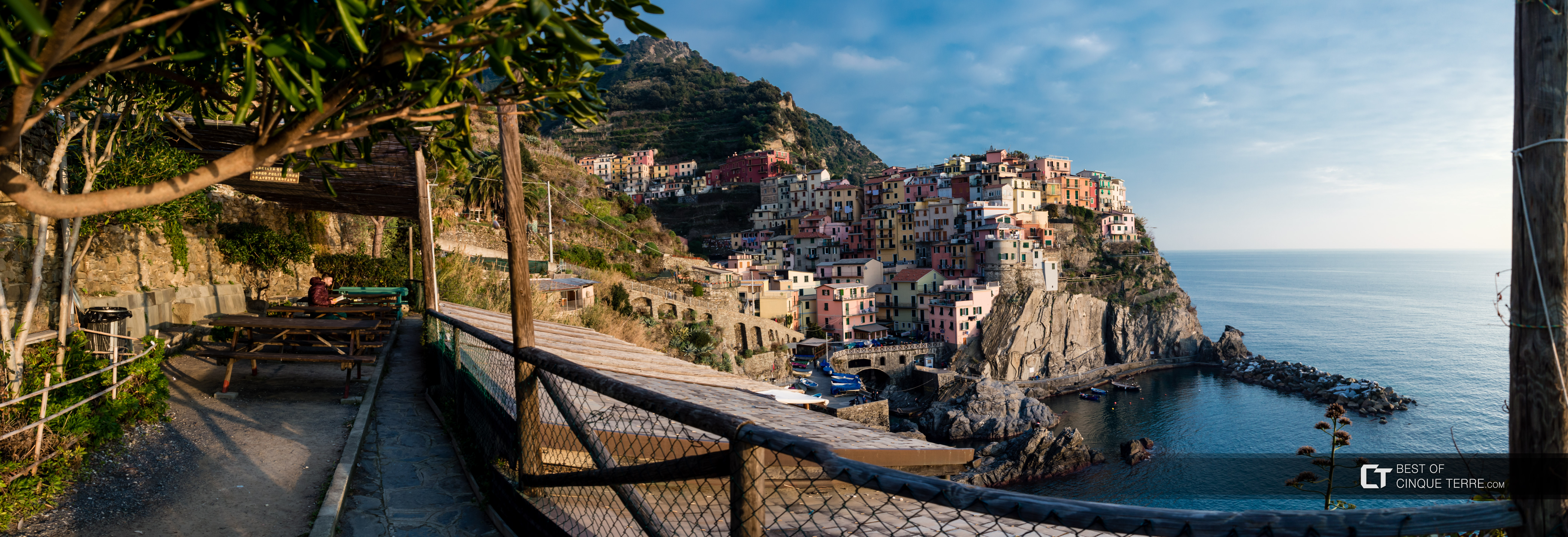 Panorámica de la zona de recreación y el pueblo, Manarola, Cinque Terre, Italia