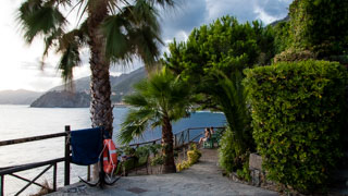 Strefa wypoczynku na wzgórzu nad morzem, Manarola, Cinque Terre, Włochy