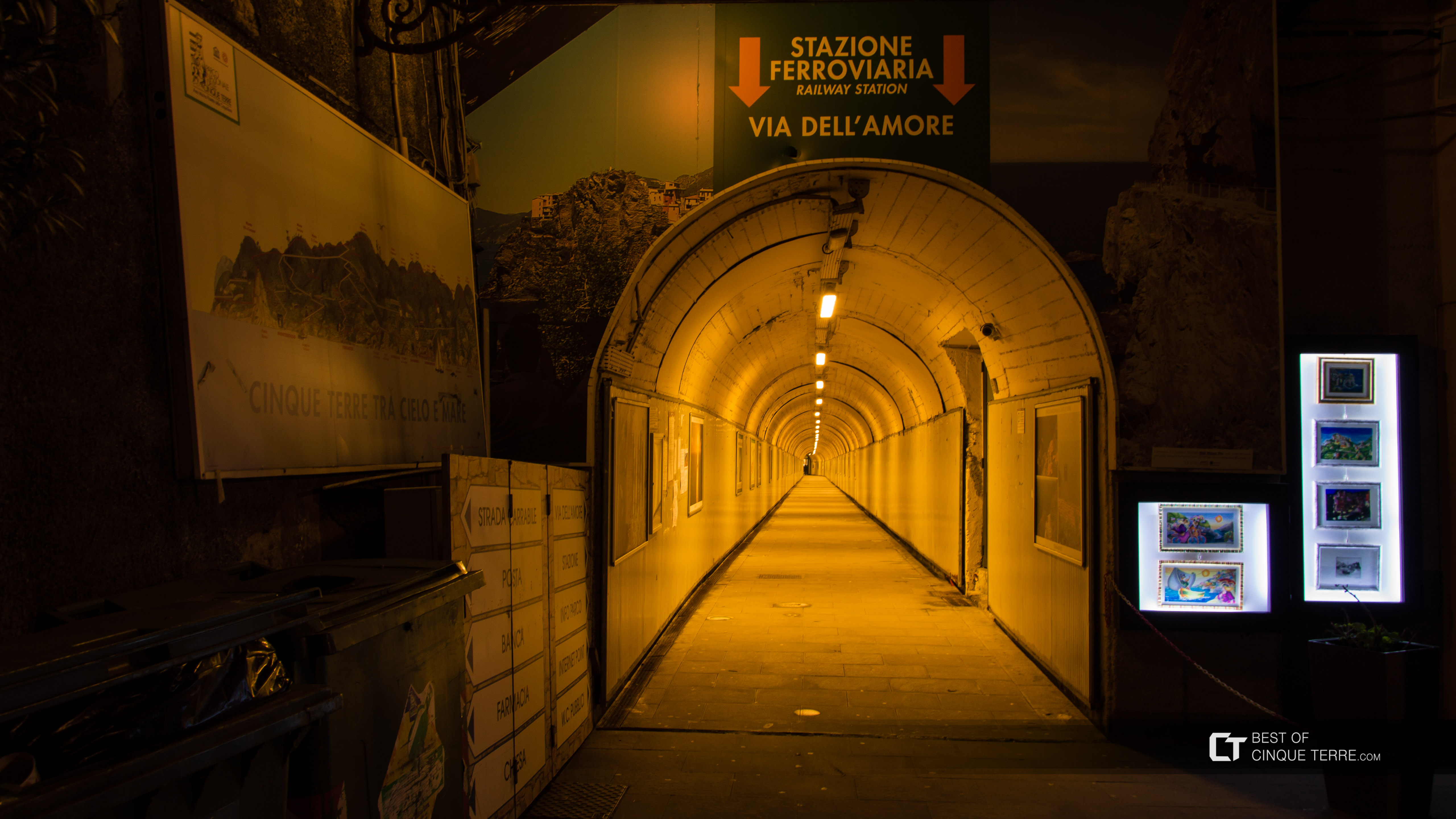 Der Tunnel, der den Bahnhof mit dem Dorf verbindet, Manarola, Cinque Terre, Italien