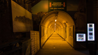 Le tunnel qui relie la gare au village, Manarola, Cinque Terre, Italie