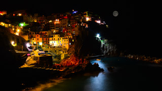 Nocny widok miasta znad brzegu morza, Manarola, Cinque Terre, Włochy