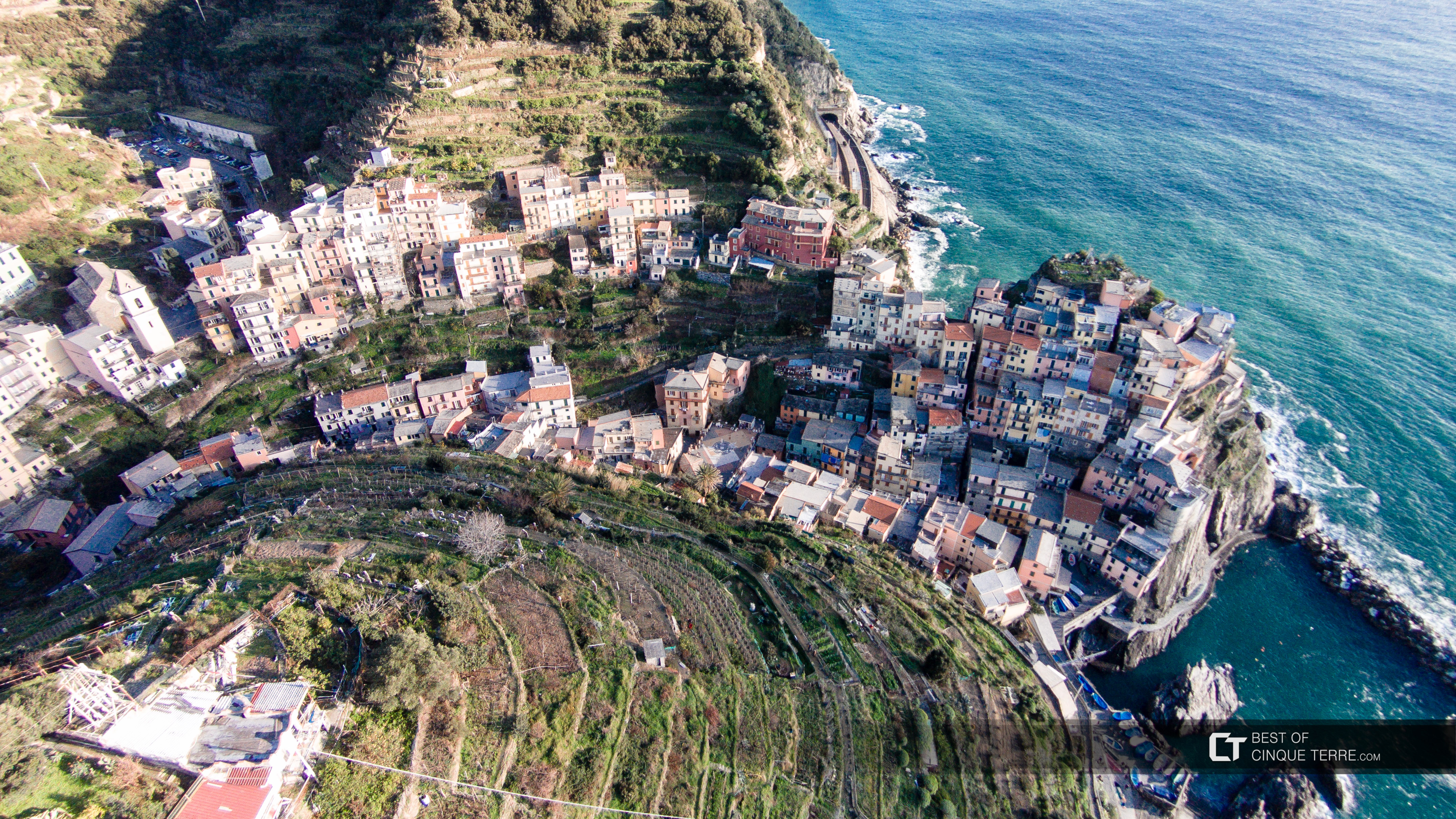 Vista del paese con drone, Manarola, Cinque Terre, Italia