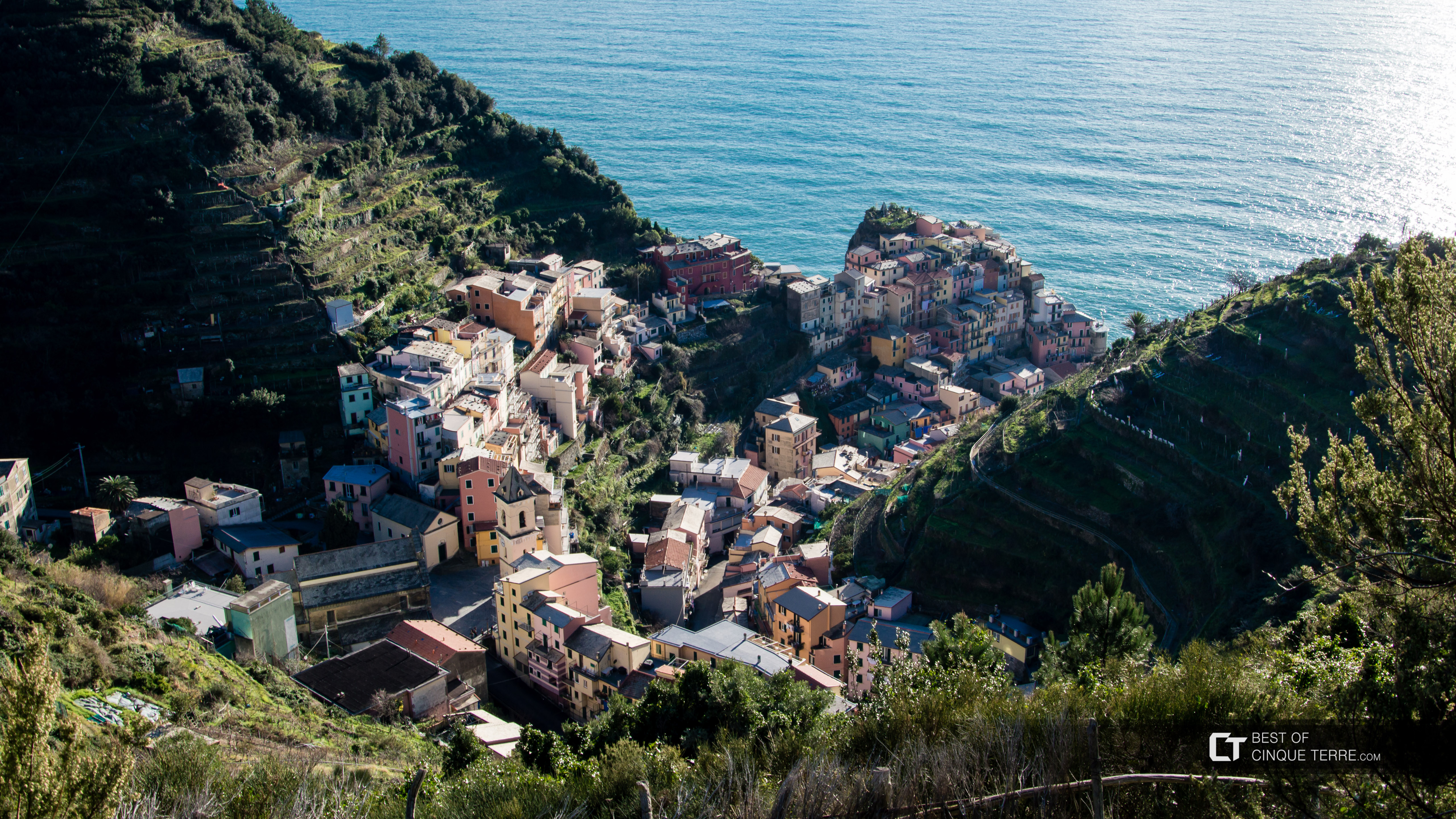 Vista del pueblo desde el camino panorámico hacia Volastra, Manarola, Cinque Terre, Italia