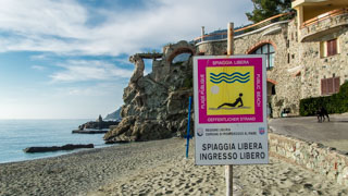 Bezpłatna publiczna plaża obok pomnika Neptuna, Monterosso al Mare, Cinque Terre, Włochy