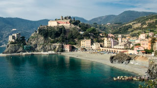 Le centre historique, vu depuis le Sentier bleu, Monterosso al Mare, Cinque Terre, Italie