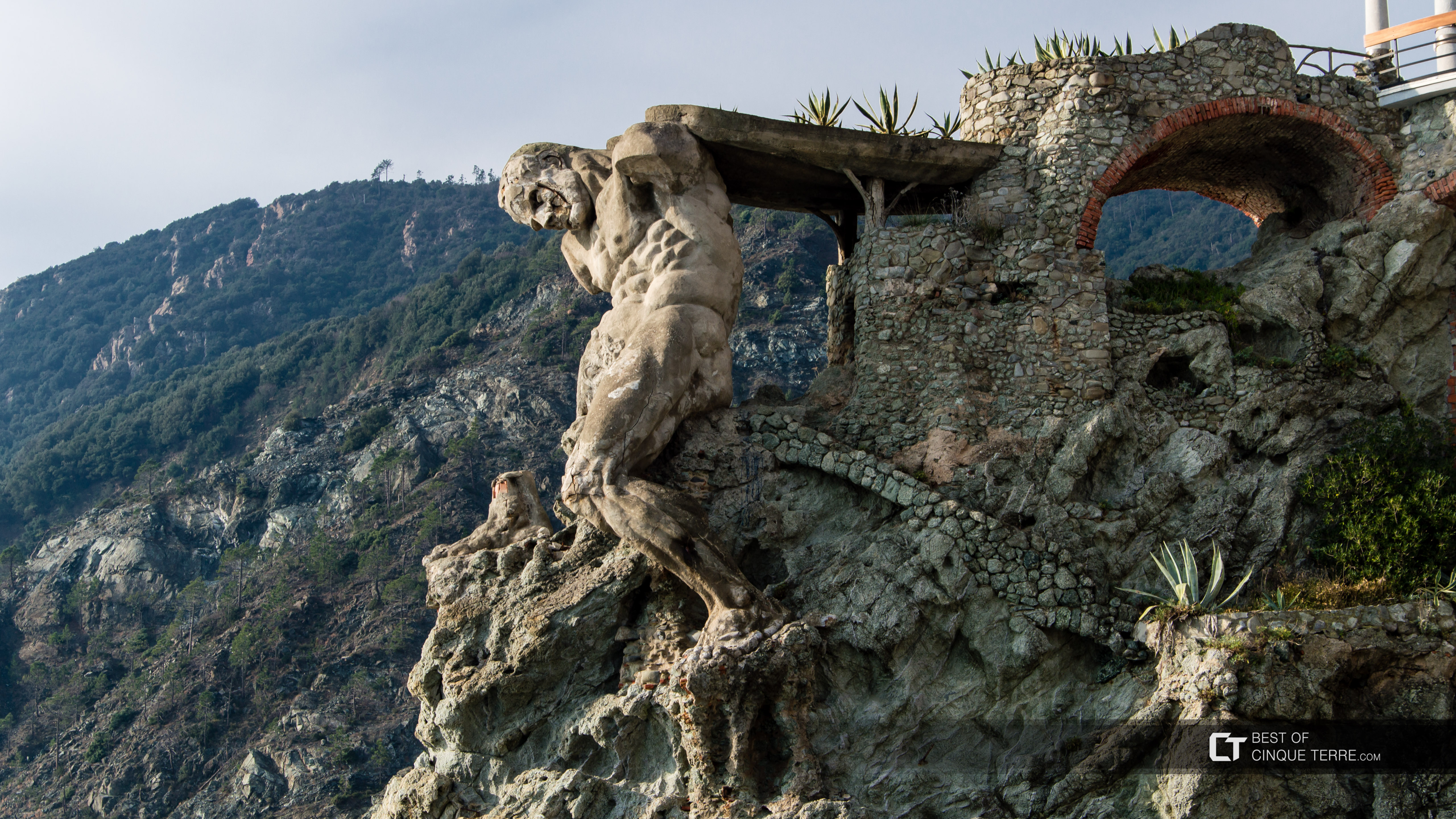 Die riesige Statue Neptun, Monterosso al Mare, Cinque Terre, Italien