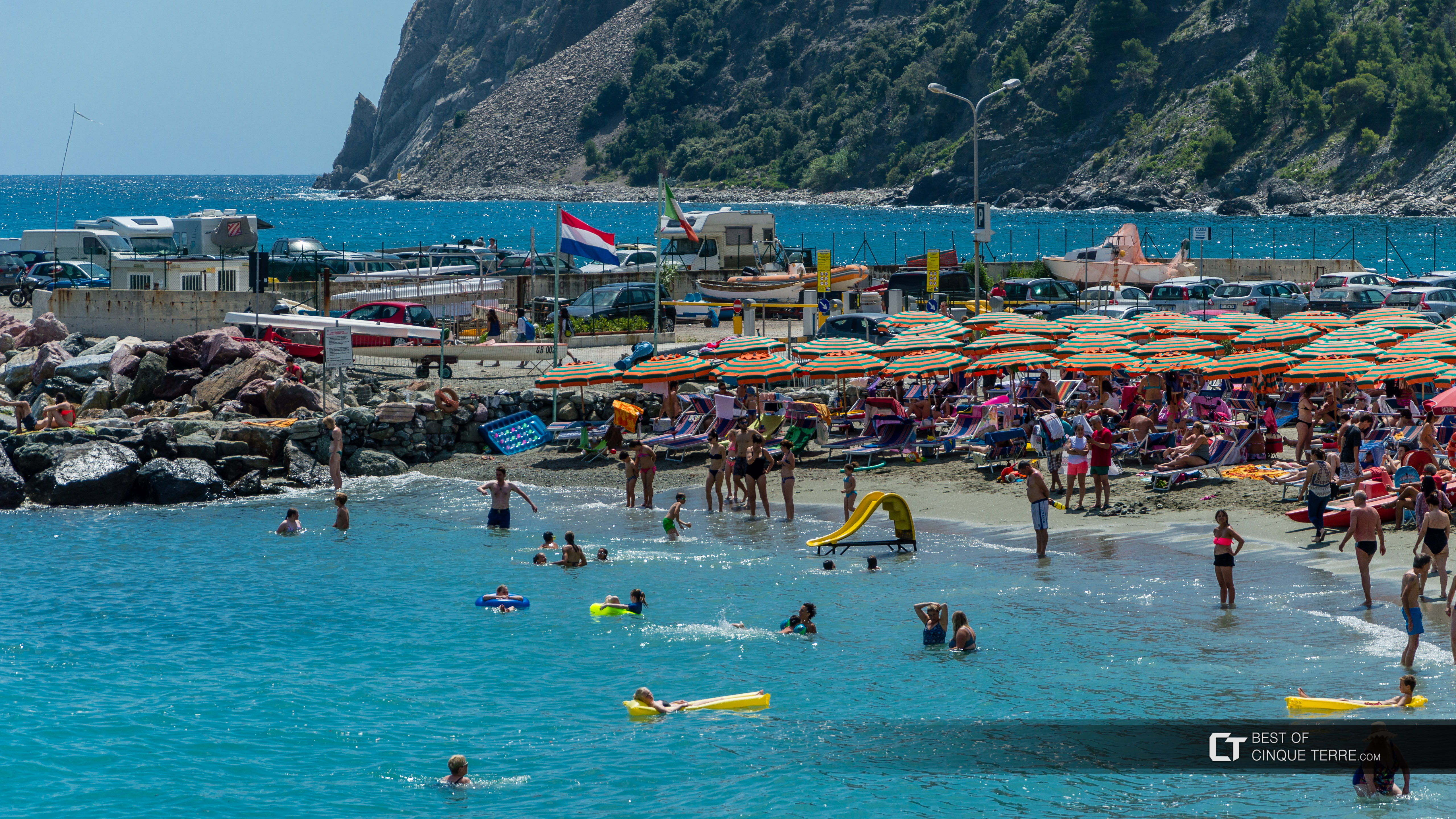 Uma praia popular para famílias com crianças, Cinque Terre, Itália