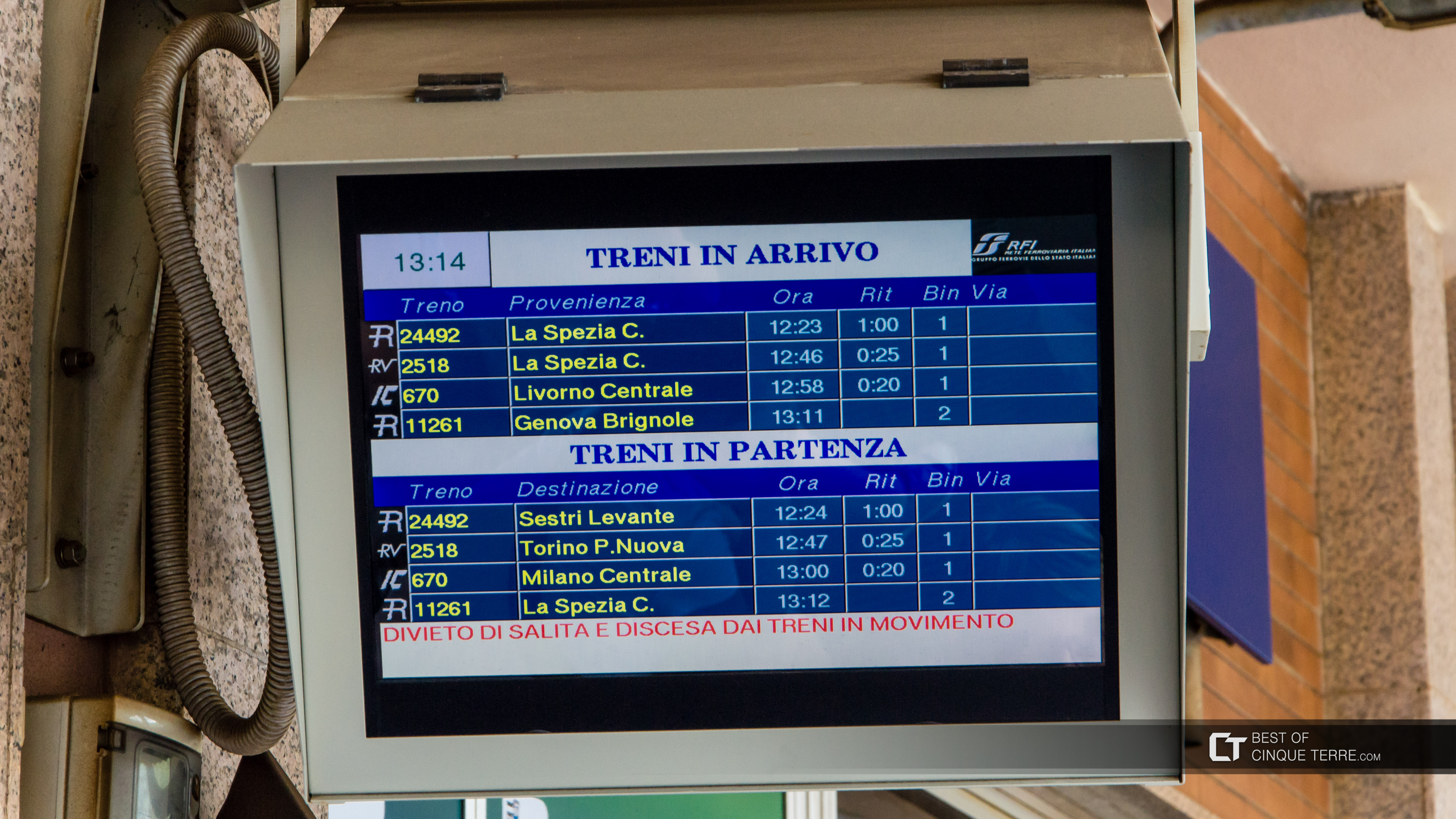 Panneaux d'affichage des horaires des trains (arrivées et départs), Cinque Terre, Italie