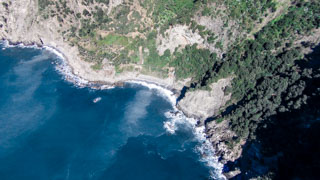 Vista aérea da praia de nudismo de Guvano, Corniglia, Cinque Terre, Itália