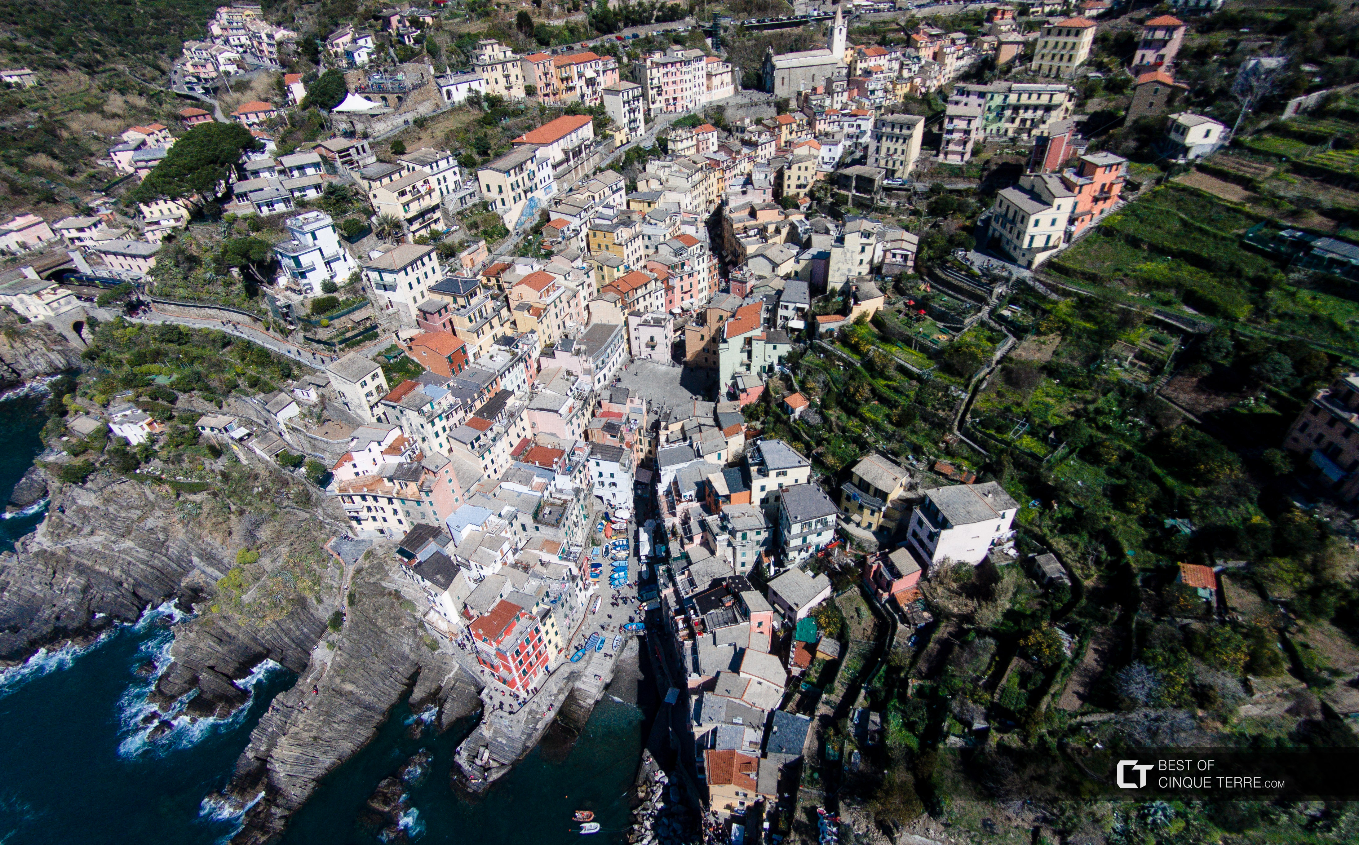 Vista aérea desde el pueblo, Riomaggiore, Cinque Terre, Italia