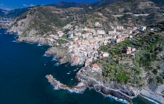 Vedere spre orășel de pe dronă, Riomaggiore, Cinque Terre, Italia