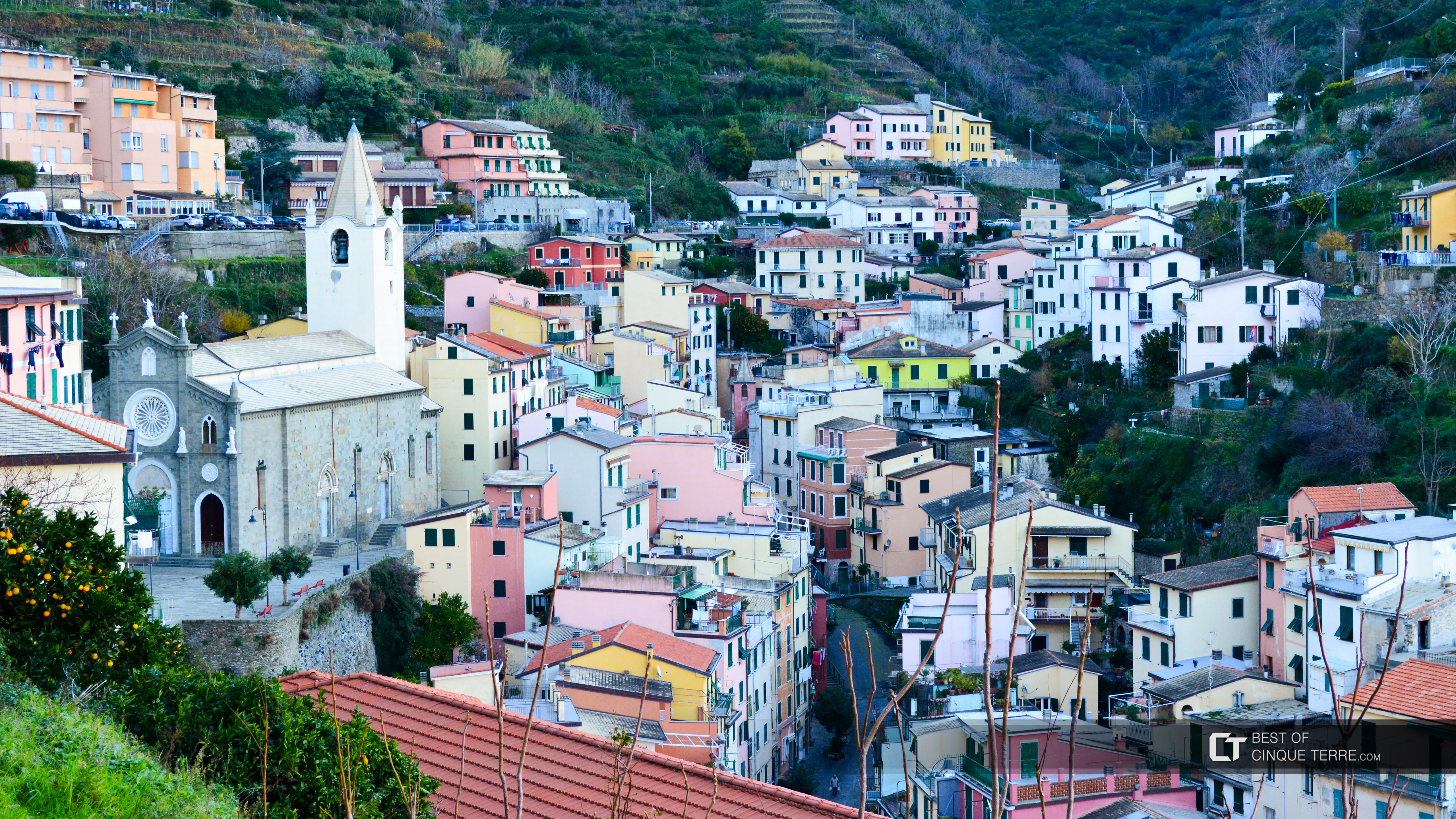 Die Kirche San Giovanni Battista und das Dorf, Riomaggiore, Cinque Terre, Italien