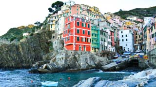 Dzielnica rybacka, brzeg morza, Riomaggiore, Cinque Terre, Włochy