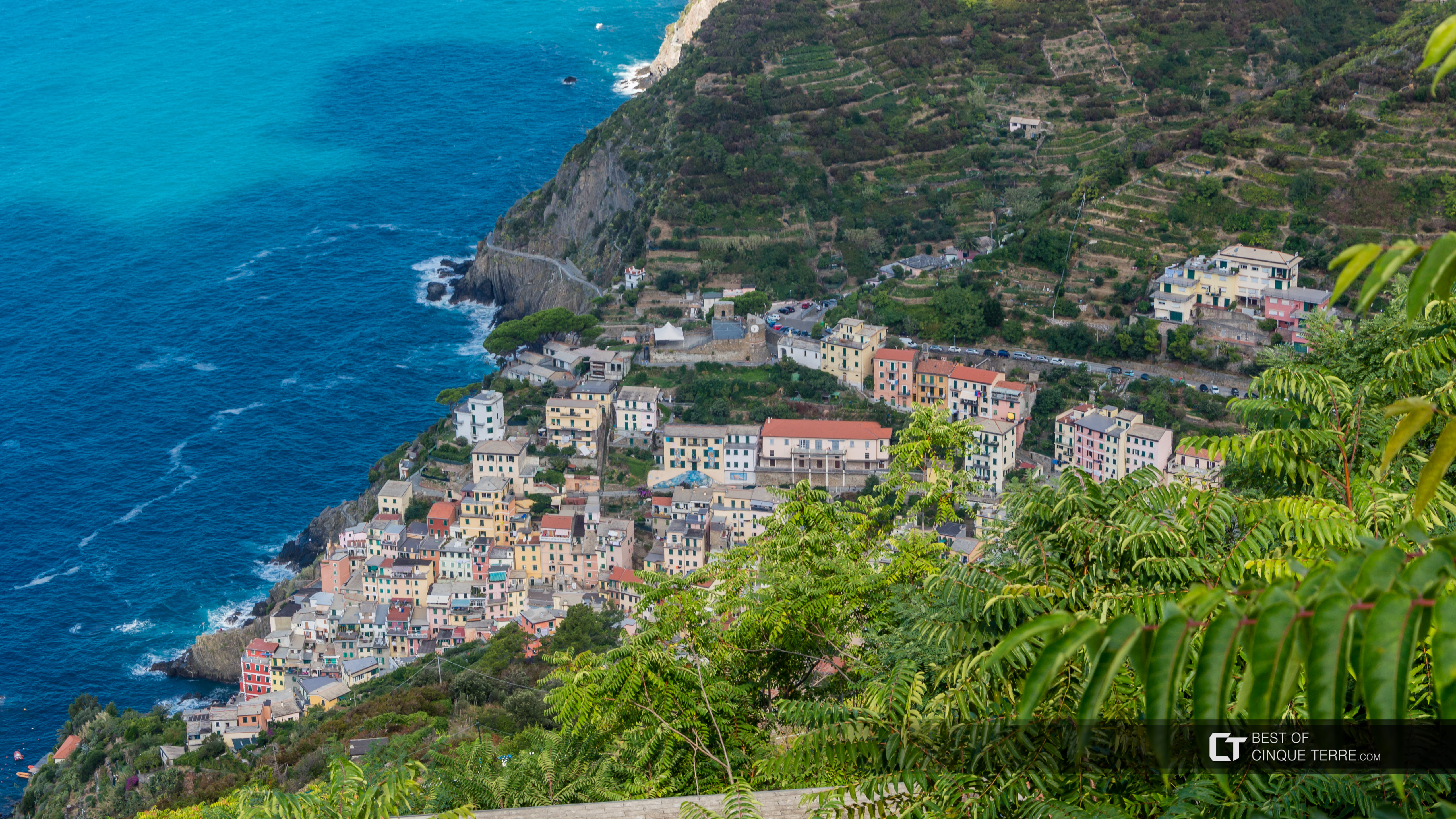 Vista del pueblo desde el camino por el santuario de Montenero, Riomaggiore, Cinque Terre, Italia