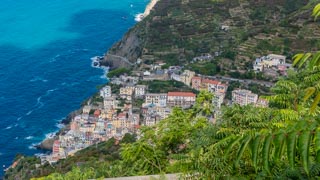 Vista del pueblo desde el camino por el santuario de Montenero, Riomaggiore, Cinque Terre, Italia