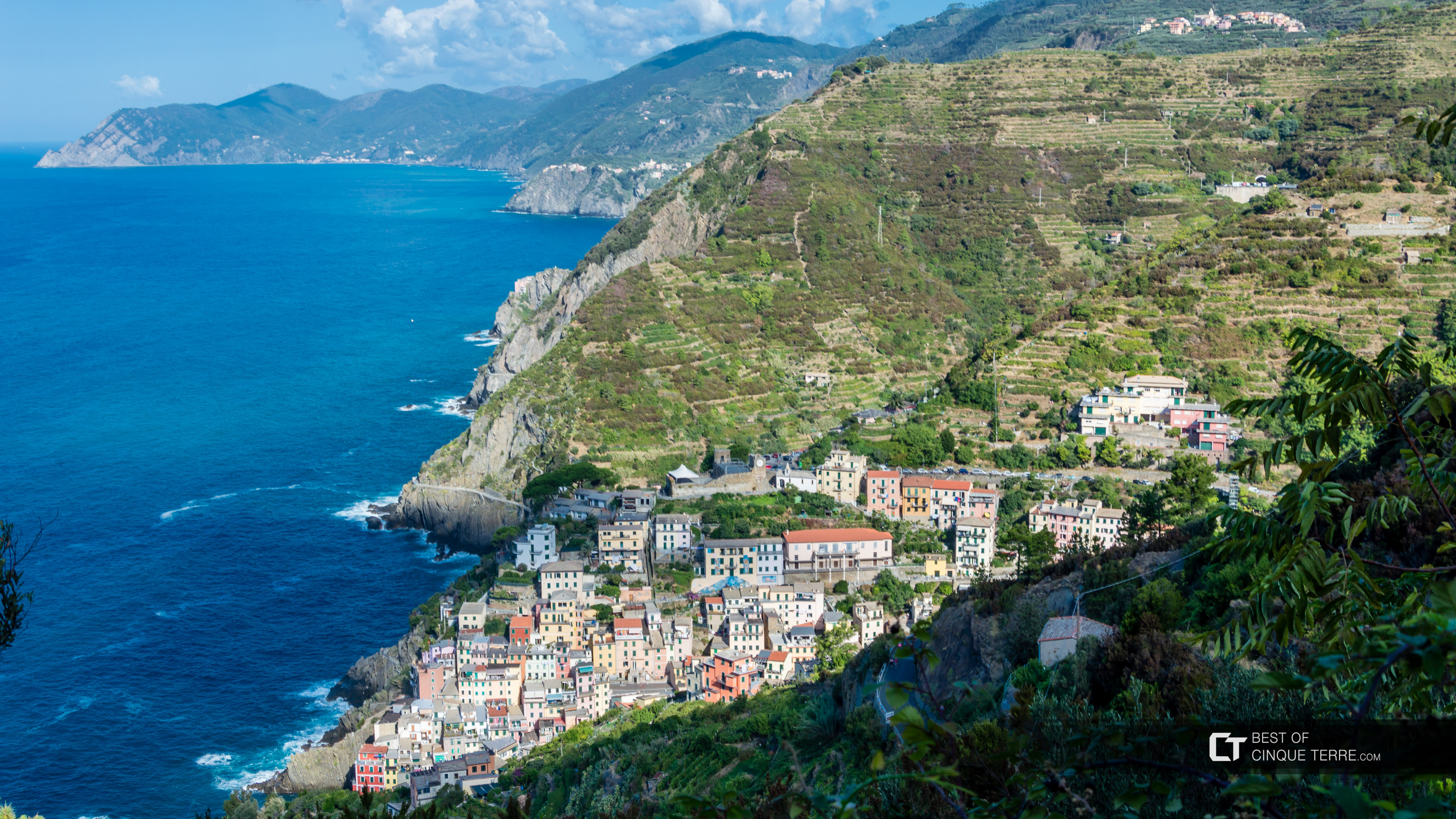 Widok miasteczka z trasy pieszej do świątyni Montenero, Riomaggiore, Cinque Terre, Włochy