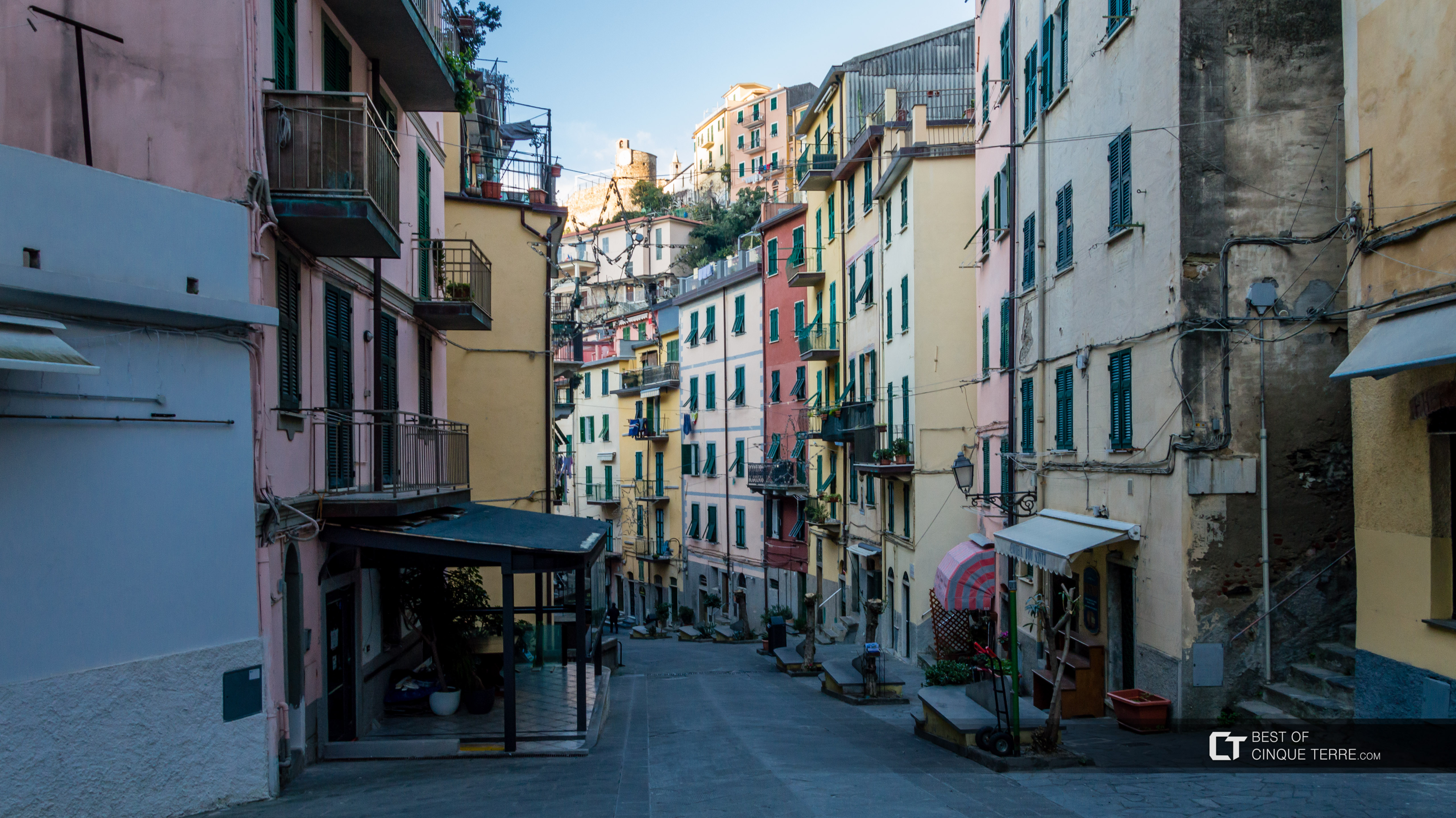 A rua central no inverno, Riomaggiore, Cinque Terre, Itália