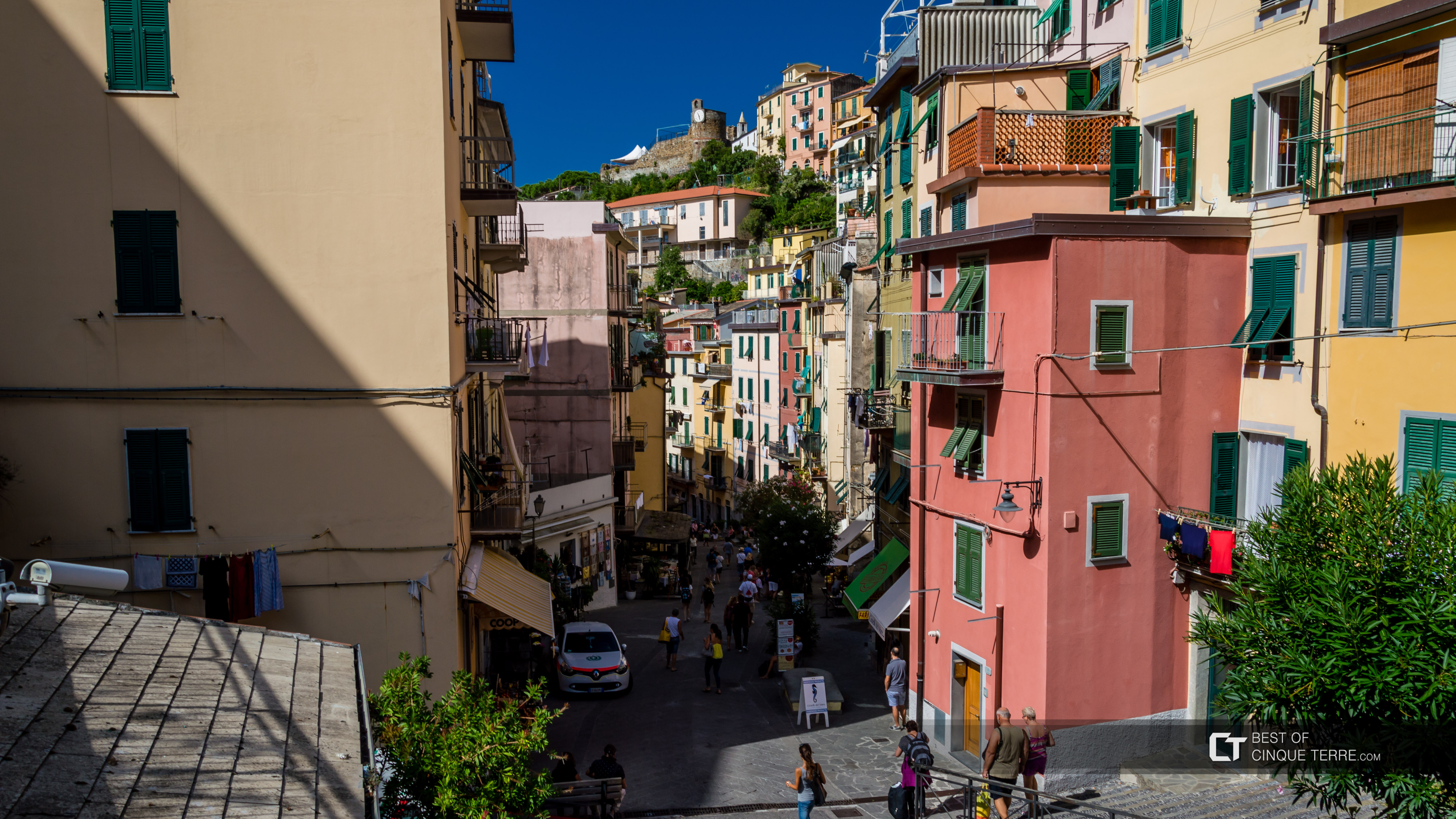 La via principale, Riomaggiore, Cinque Terre, Italia