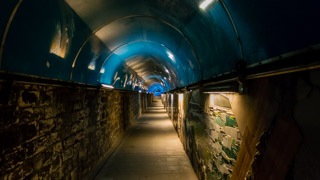 Der Tunnel zwischen der Hauptstraße und dem Bahnhof, Riomaggiore, Cinque Terre, Italien