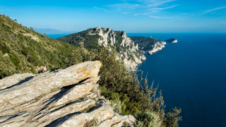 Gebiet mit wunderschönem Panorama auf dem Wanderweg von Riomaggiore nach Portovenere, Wanderwege, Cinque Terre, Italien