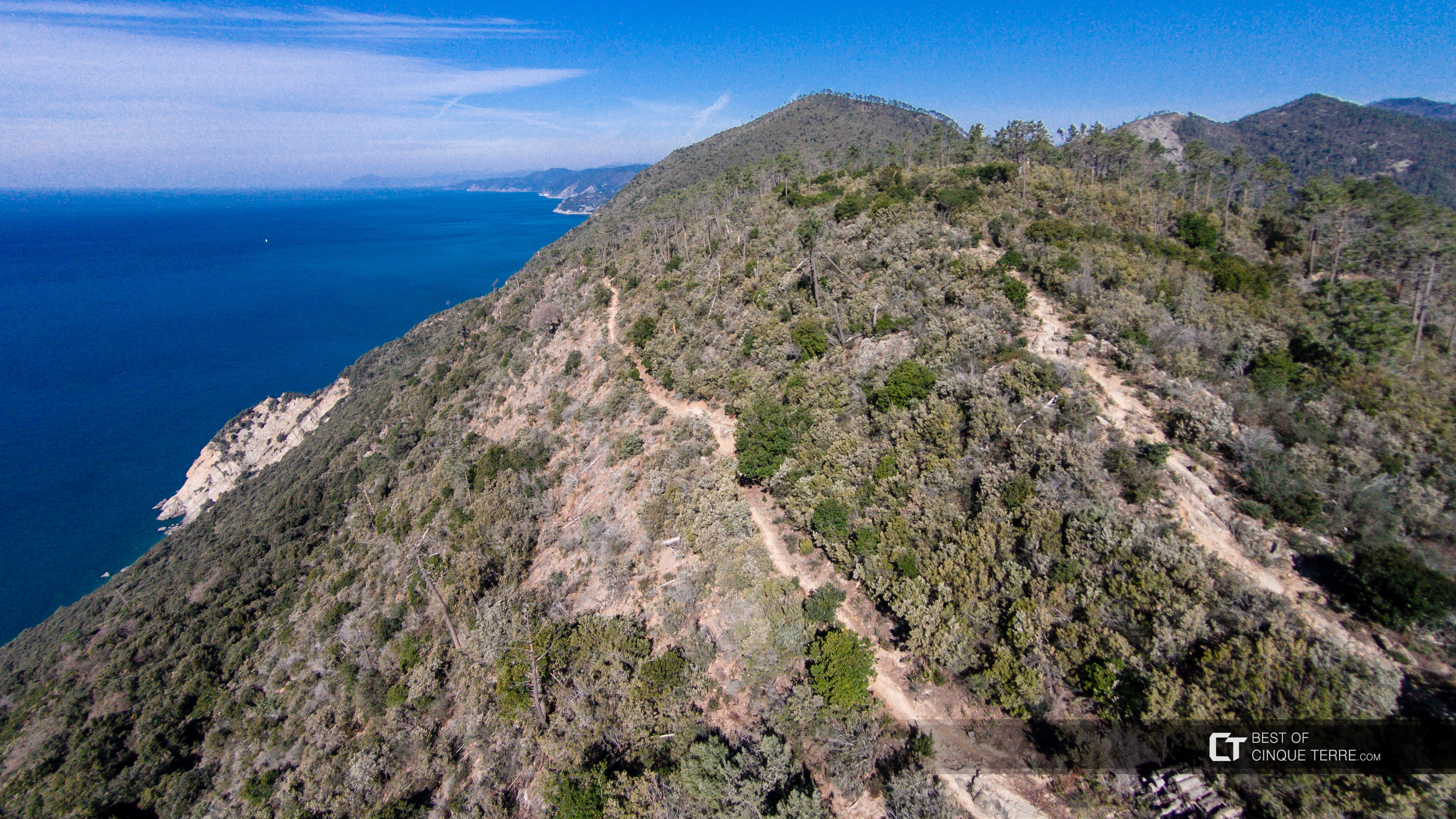 Der Wanderweg von Monterosso nach Levanto (Aufnahme von der Drohne), Wanderwege, Cinque Terre, Italien
