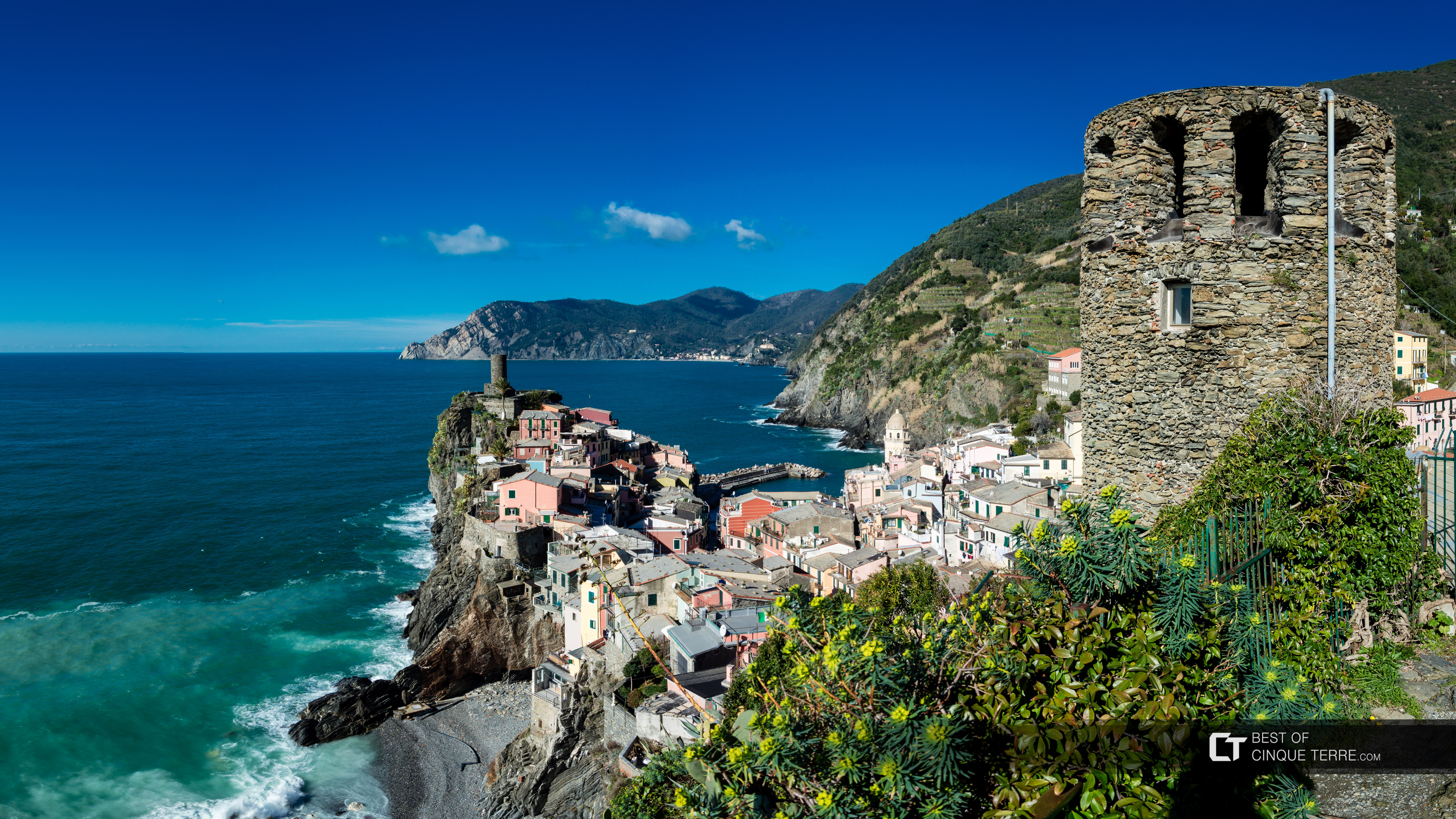 Panoramaansicht des Dorfs vom Sentiero Azzurro, Vernazza, Cinque Terre, Italien
