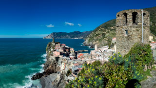 Vista panorámica del pueblo desde el Camino Celeste, Vernazza, Cinco Tierras, Italia