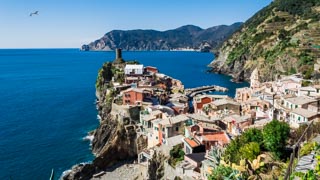 Vista panorâmica da vila da trilha Sentiero Azzurro, Vernazza, Cinque Terre, Itália