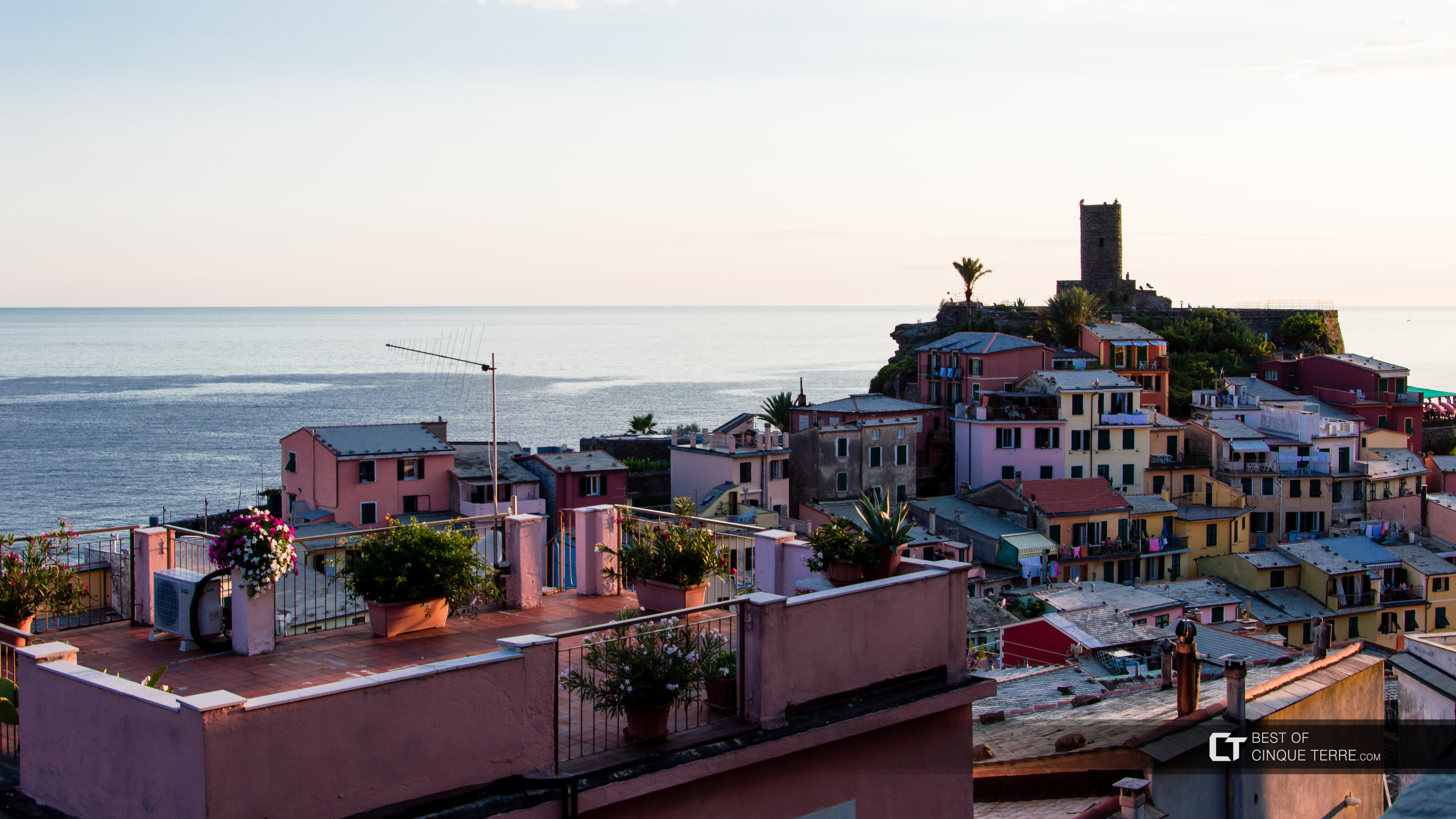 Dachy domów, Vernazza, Cinque Terre, Włochy